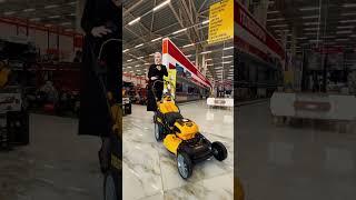 Стричь газон - целый праздник / Особенно если газонокосилка куплена в компании «Татаев»!