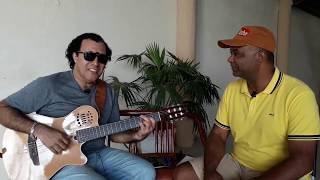 O cantor baiano Afra Nascimento tocando seus grandes sucessos