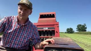 IH 684 and Case IH 8420 round baling hay