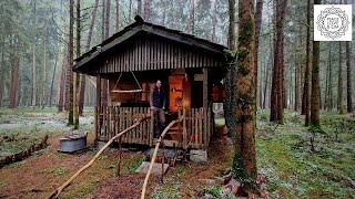 Leben in einer Waldhütte - Bushcrafterin Vanessa Blank zeigt ihren Zweitwohnsitz