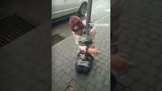 Женщину «наказали», привязав к столбу и спустив брюки в Павлограде Днепропетровской области Украины.