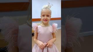 Оливия на школьном балу  #детство #начальнаяшкола #дочка #школа #бал #детскийпраздник #сказочно
