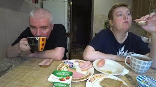 Мукбанг опять СКАНДАЛИМ  Нет МУЖИКА в доме  Завтрак бутерброды  сардельки