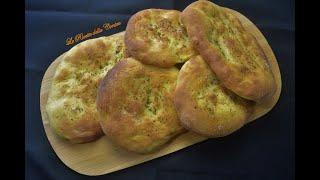 Pane fatto in casa. Prepariamo una Focaccia con olio origano e sale. Ricetta facile.