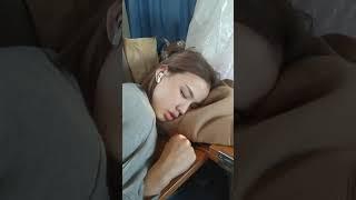 Красавица спит в поезде сладко в сидячем неудобном месте 12-ого Апреля