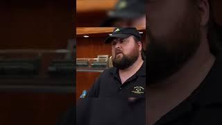 Принес в ломбард автографы художников