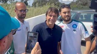 CONTE si ferma con tutti i tifosi del Napoli a Castel Volturno 