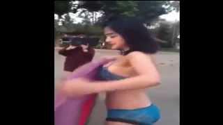 Dewi Persik Mandi di Pantai Bikini Seksi Banget