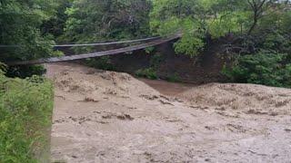 El Rio Jalalacasi se lleva el puente de amaca por las lluvias en el Salvador