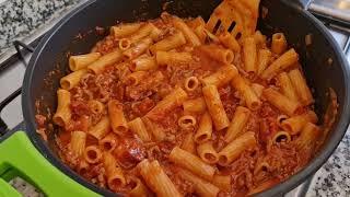 macarrones con tomate ternera chorizo queso y piscina , queréis ver este espectáculo se receta ???