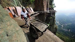 DONT LOOK DOWN: Chinese Workers build Road thousands of feet up a mountain