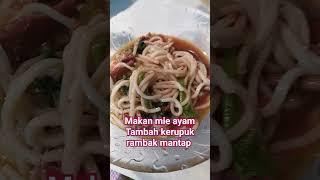 makan mie ayam tambah kerupuk #kerupukgurih #makanmie #mieayam #shorts