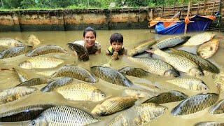 Ana and the boy harvested fish in the pond and caught many big fish. | Ana fishing