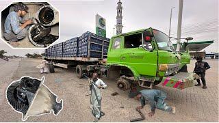 The tube axle of Coca-Cola company's truck was broken in the road emergency situations