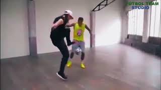 Neymar haciendo freestyle junto a Sean Garner