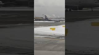 amazing! parallel plane takeoff and landing!