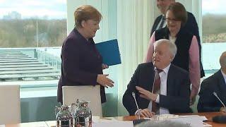 Video: Covid-19 salgını nedeniyle Alman İçişleri Bakanı Seehofer Şansölye Merkel'in elini sıkmadı