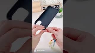 How to put on a phone charm