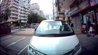 [車CAM直擊] ️恐怖慎入️ 貨Van 睇錯燈 電單車慘被欄腰撞爆彈飛十米外