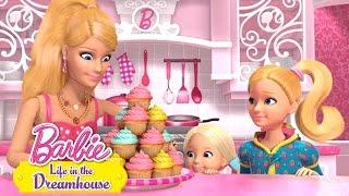 Cupcakes para dar e vender  | Barbie Life In The Dreamhouse | Desenho da Barbie Em Português