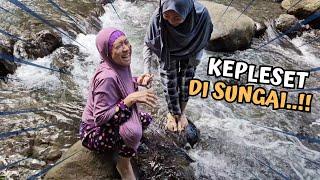 Mbak Kunyit Kepleset di Sungai - Aqilla Liburan ke Kampung Durian Pakis Jember  Aqilla's Diary