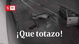 ¿Karma? duro golpe que se dio un ladrón tras caerse de un segundo piso en pleno robo | Videos Semana