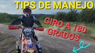 Giro a 180° con la moto para volver sobre el camino.  Aplica a enduro o cualquier otra moto.