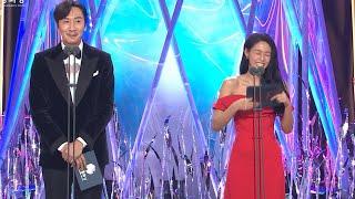 Lee Kwang Soo making people laugh while presenting an award 