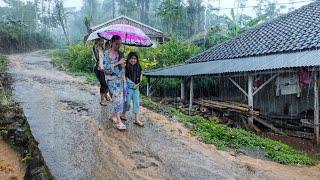 Jalan- jalan di Kampung Atas Bukit, Tiba-tiba Hujan Deras Mengguyur Desa Seram Tapi Bikin Betah