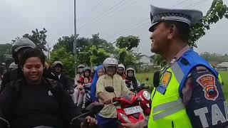 Lihat apa yang di lakukan Polisi lalulintas ini