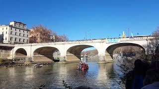 Roma 1 gennaio 2019 - i tuffi di mezzogiorno da ponte Cavour