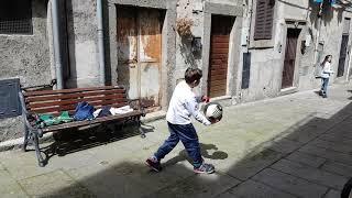 Calcio in via stretta del castello