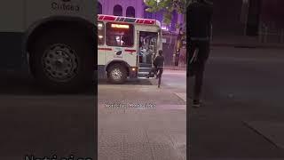 Discutía estando borracho con un colectivero y un taxista lo dejó KO de un golpe por detrás