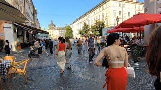 Львів 2024: як спека впливає на дівчат у центрі Львова, проспект Свободи Площа Ринок Lviv hot summer