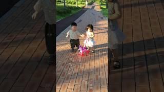 비누방울 유니콘 The children like to have bubbles in their bath.