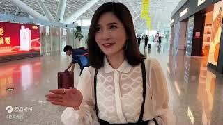 夫妻俩出差路过机场MCM店 一问价格万把块 女儿的包包还没买