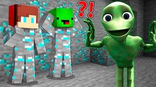 JJ and Mikey HIDE From Scary DAME TU COSITA in Minecraft Challenge - Maizen