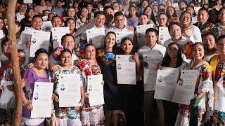 Entrega de títulos profesionales a egresados de Universidades “Benito Juárez”. Valladolid, Yucatán