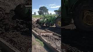 Tractor trabajando con pala