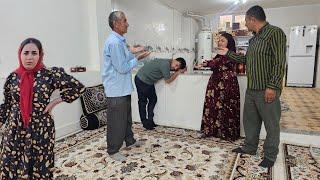 Mojtaba knows Zeinab by heart, but his father doesn't let him see the truth