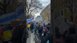 «Навальный - герой России» скандируют протестующие в Берлине #митинг #навальный #юлиянавальная #яшин