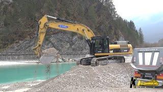 CATERPILLAR 336D EXCAVATOR DIGGING and Loading Gravel #excavator #caterpillar