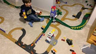 yusuf arkadaşının oyuncaklarını keşfediyor tren yolu, legolar, hotwheels, hulk, batman çıkıyor