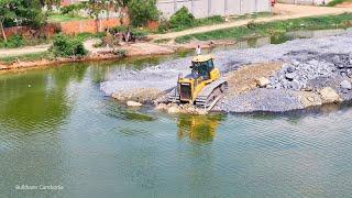 POWERFUL HEAVY DOZER SHANTUI WORKING PUSH ROCKS BUILDING FOUNDATION NEW THE ROADS ON THE DEEP WATER