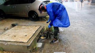 Flooding Rain To Drain Out From Culvert Street Removing Mud, Debris In Drain