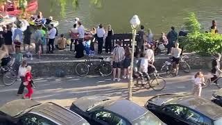 Heute in Berlin-Kreuzberg: Party u Nähe wie vor Corona/Die Infektionsgefahr ist geringer als gedacht