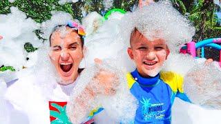 Vlad and Niki have a bubble foam party