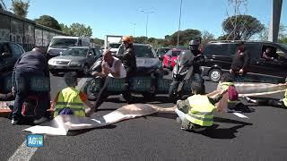 Ultima Generazione blocca traffico sul Gra, automobilista prende a calci attivista