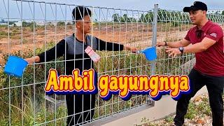 Ambil gayungnya tidak boleh jatuh