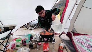 穷游兄弟骑行西藏户外做饭，狂风暴雨还有大冰雹，俩兄弟在帐篷里吃麻辣炒鸡！【云游兄弟】